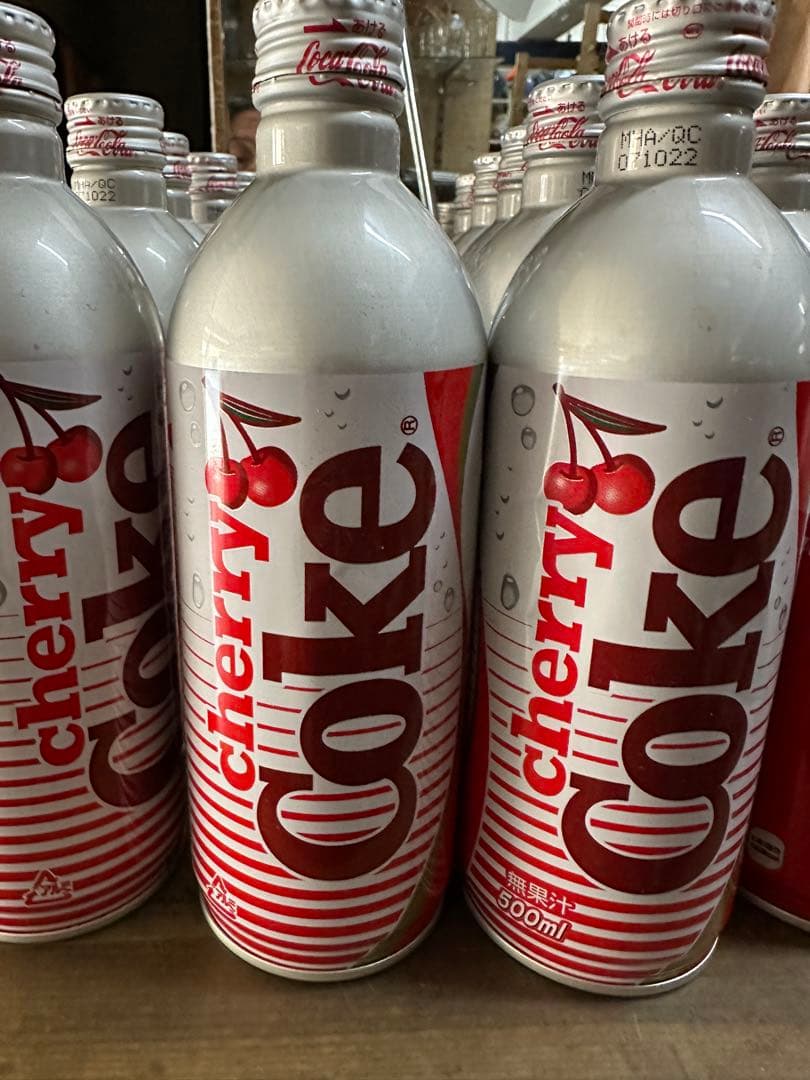 チェリーコークのボトル缶【空缶】23本とカートン+コカコーラボトル缶【空缶】