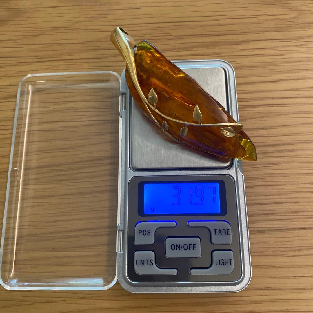 琥珀色の葉形ブローチ・ペンダントトップ