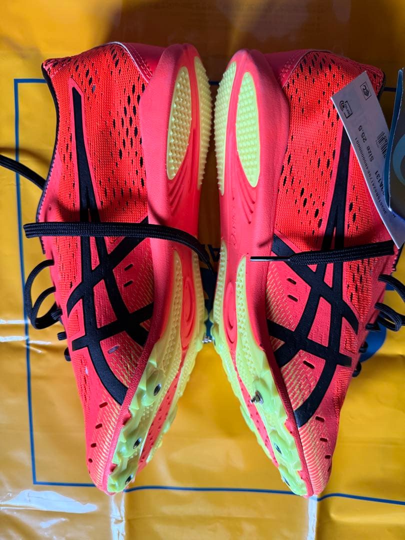 新品タグ付き　ASICS スパイクシューズ レッド　オールウェザー　25.5cm