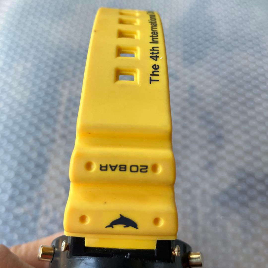 CASIO デジタル腕時計 イルカクジラ ブラック/イエロー 20BAR