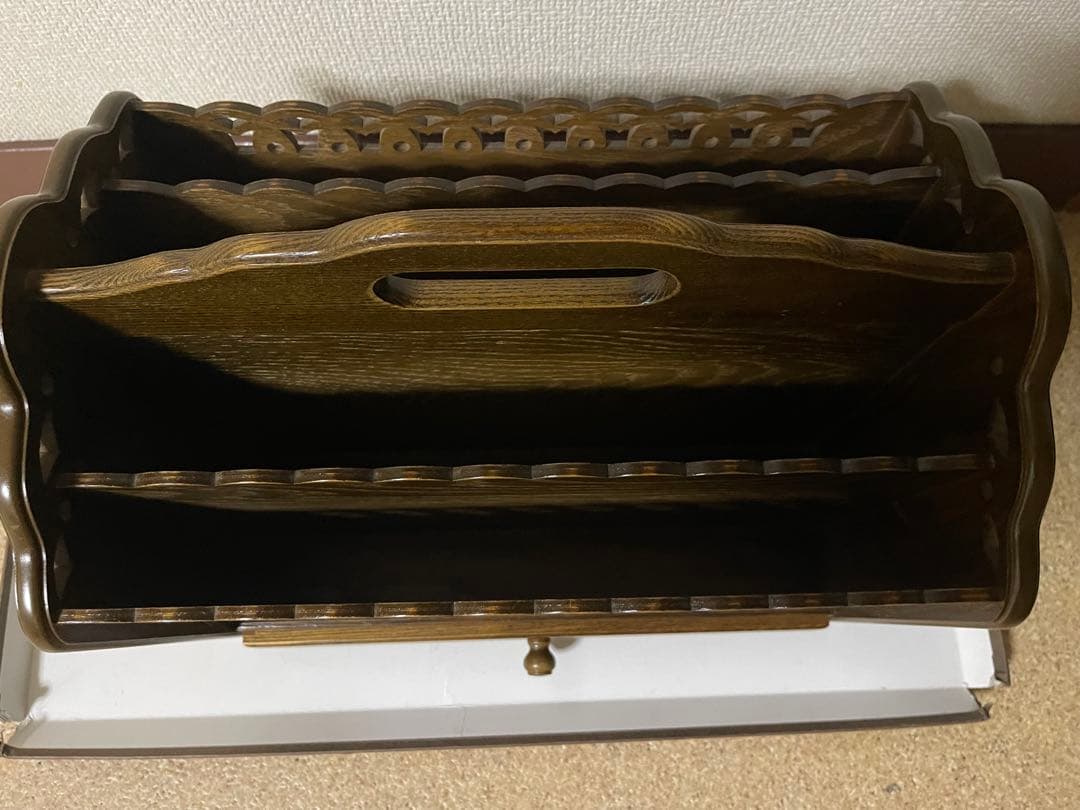 パリの雑貨屋シリーズのアンティーク調の木製マガジンラック