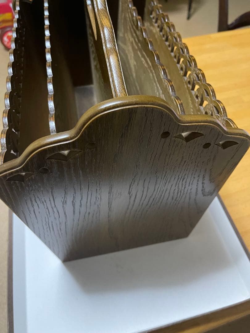 パリの雑貨屋シリーズのアンティーク調の木製マガジンラック