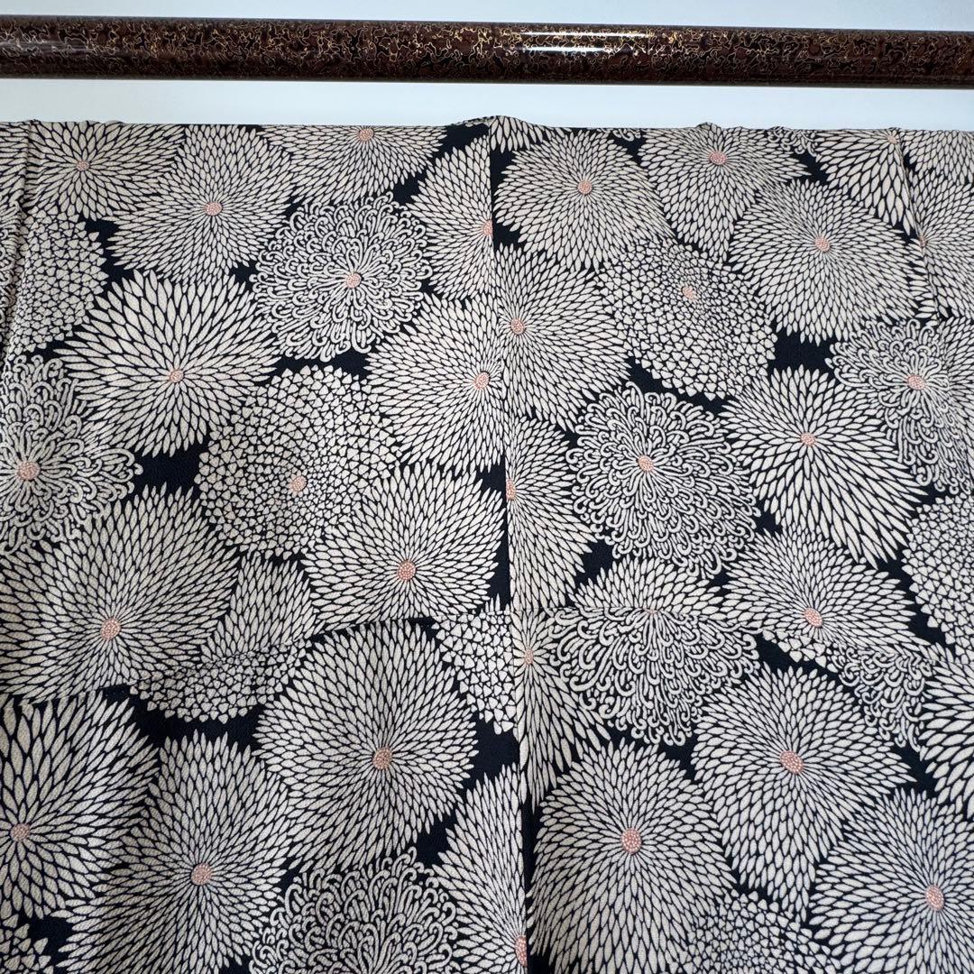 しつけ付き　正絹　小紋　和装　現代　着物　袷　165裄67 黒　縮緬　菊　トール