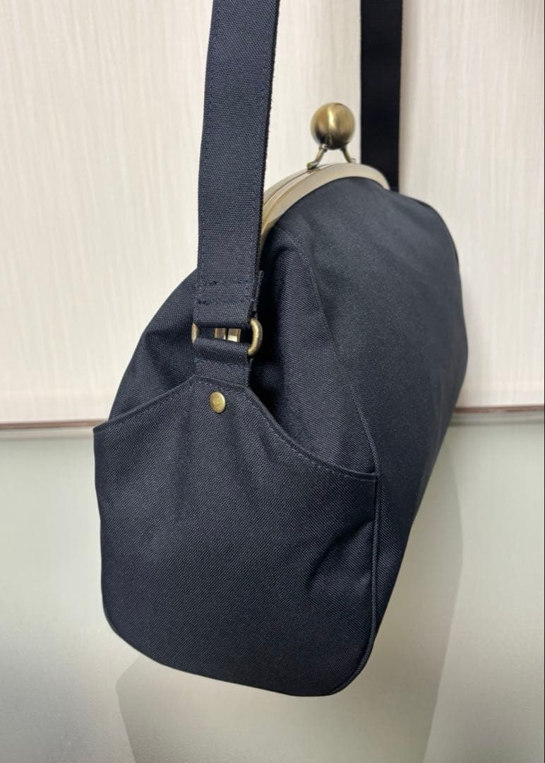 アヤノコウジ　大玉がま口ショルダーバッグ　コーデュラ　ダークネイビー