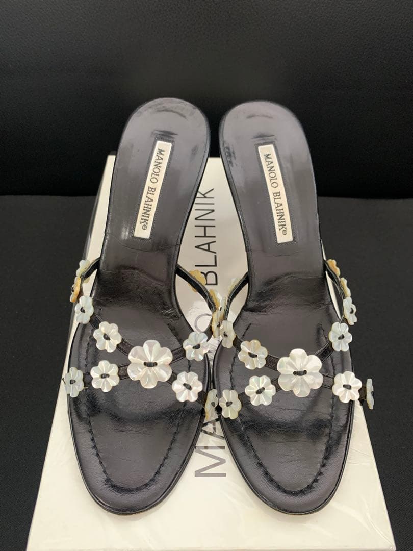 マノロブラニク ブラック ミュール フラワーモチーフ