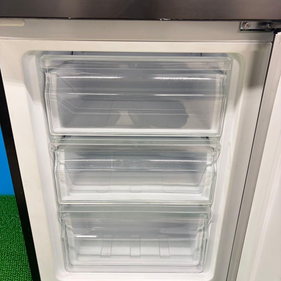 607 極美品　冷蔵庫　200L弱　一人暮らし　右開き　スリムデザイン　格安