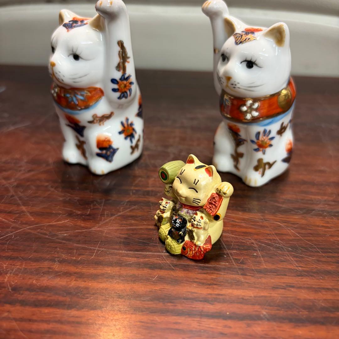 ＡＴー２０２ とても珍しい頭より手の高い招き猫 陶器製 花柄装飾 3体セット