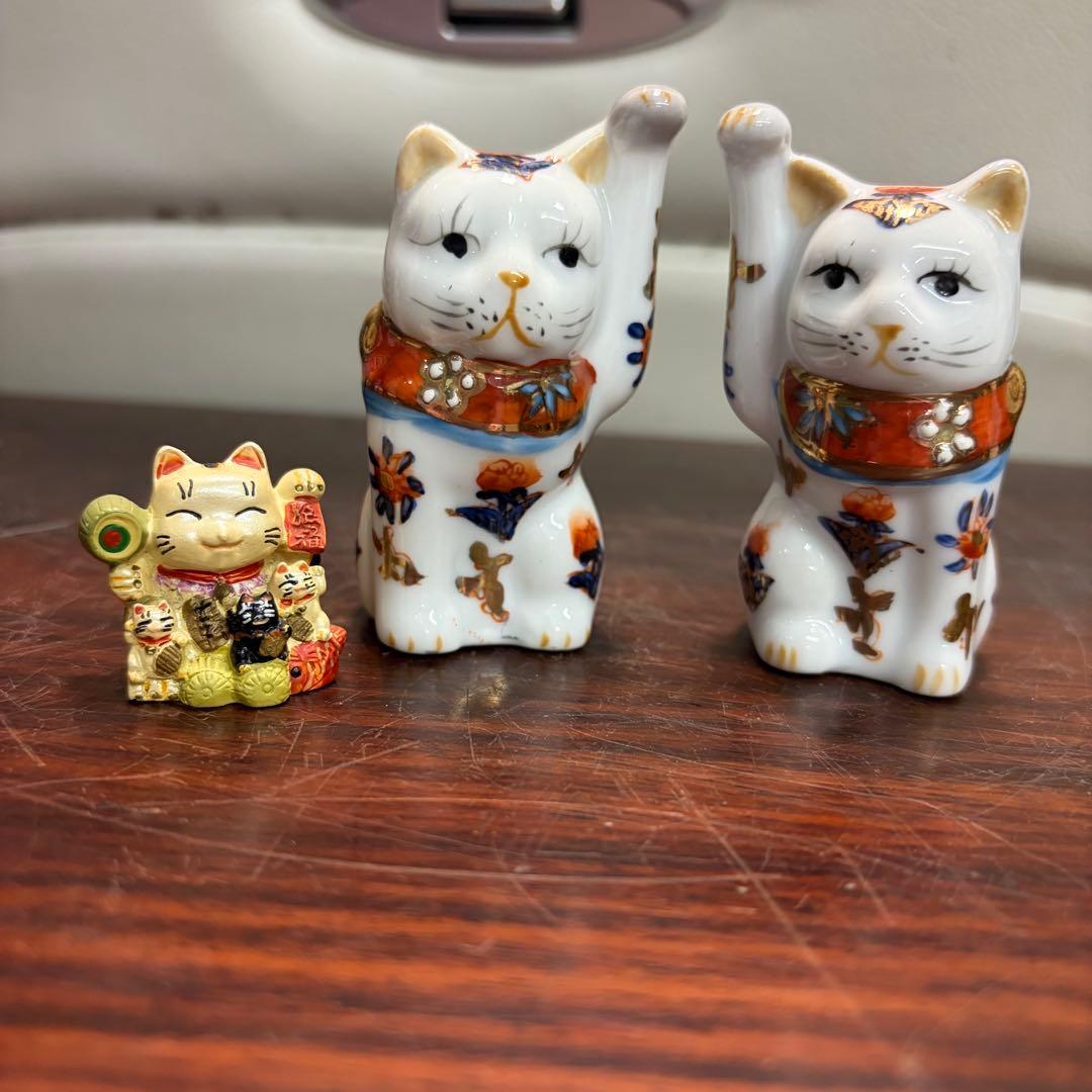 ＡＴー２０２ とても珍しい頭より手の高い招き猫 陶器製 花柄装飾 3体セット