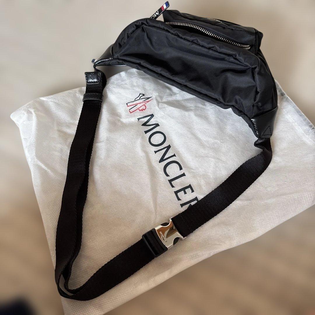 MONCLER ブラック ボディバッグ