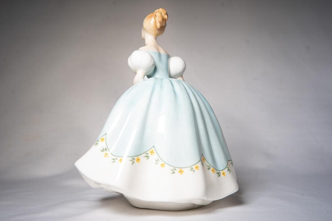 ロイヤルドルトン フィギュリン 陶器人形 ファーストダンス アリソン
