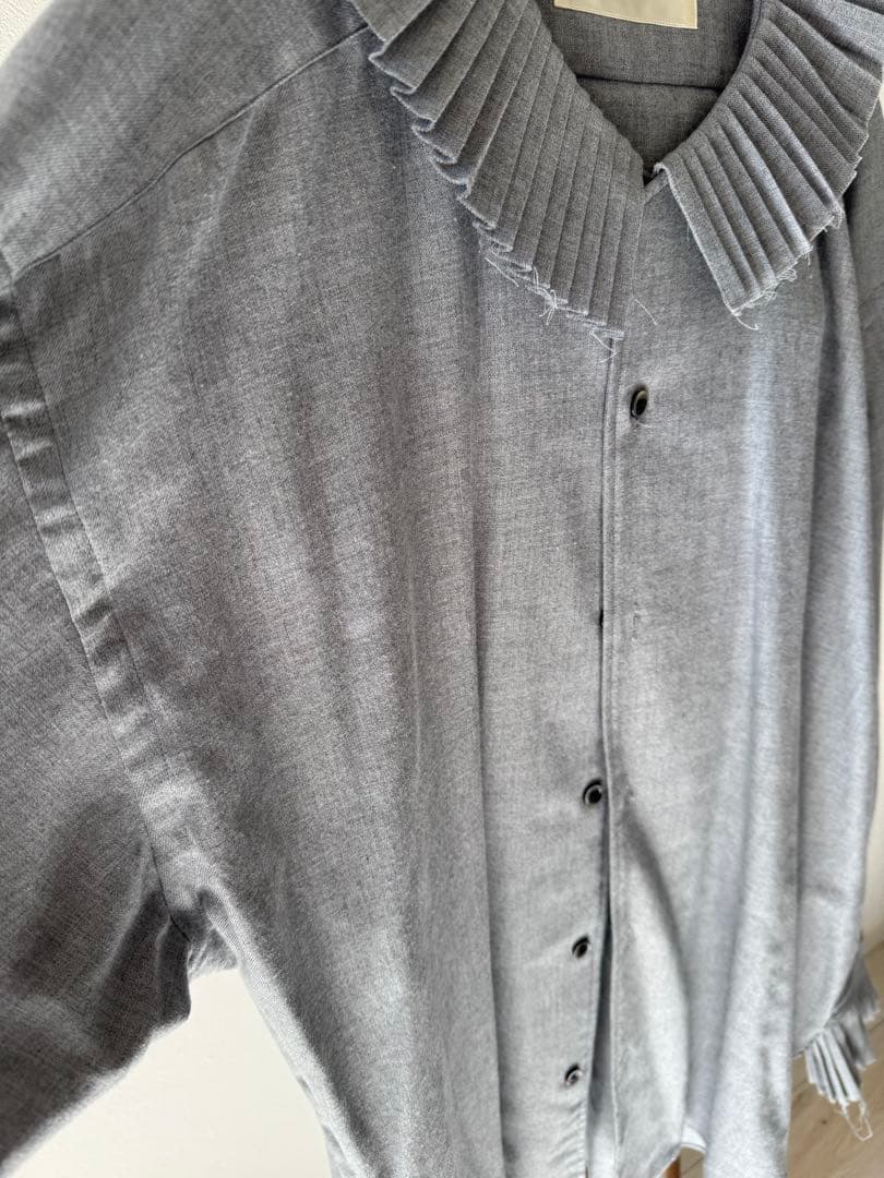 新品 junmikami ウールフリルシャツ グレー