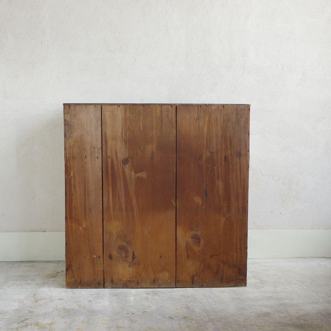 草むしり！　日本の古い引き戸の棚