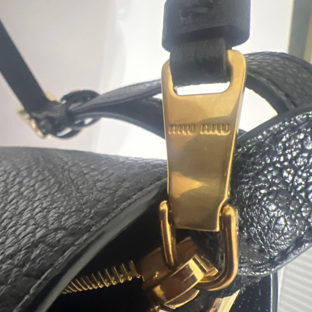 MIU MIU ブラックショルダーバッグ