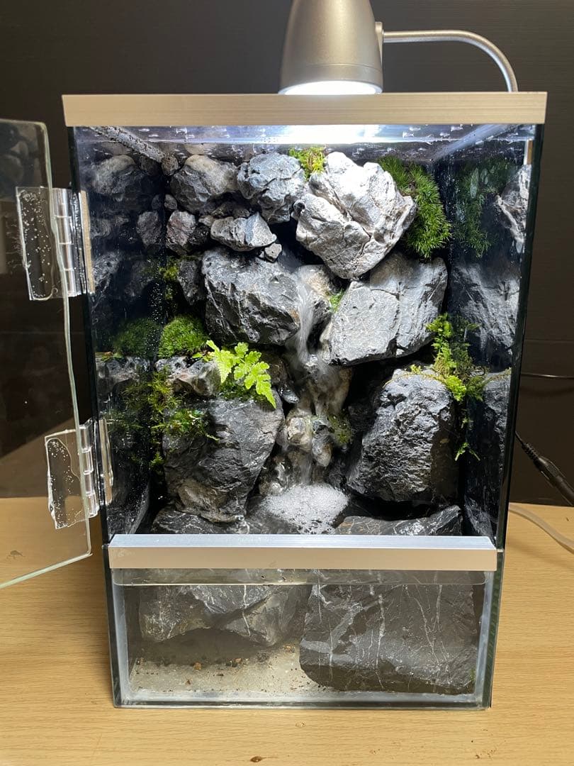y*u様 【完成品】迫力のある大きな滝のアクアテラリウム