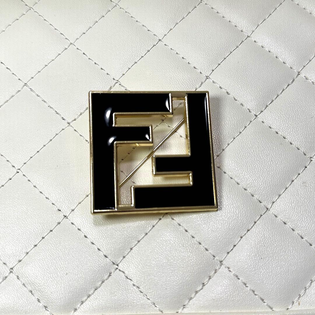 新品未使用 FENDI F ブローチ
