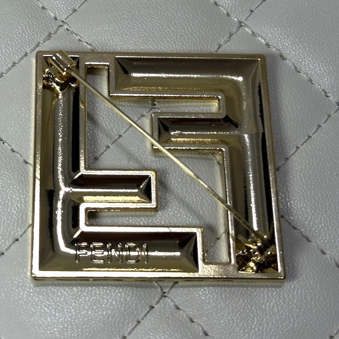 新品未使用 FENDI F ブローチ