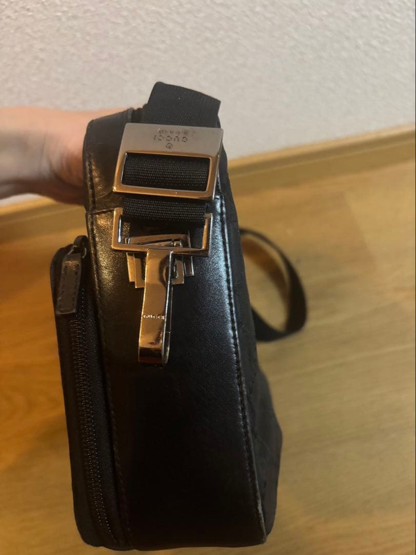 GUCCI ブラックショルダーバッグ GGパターン