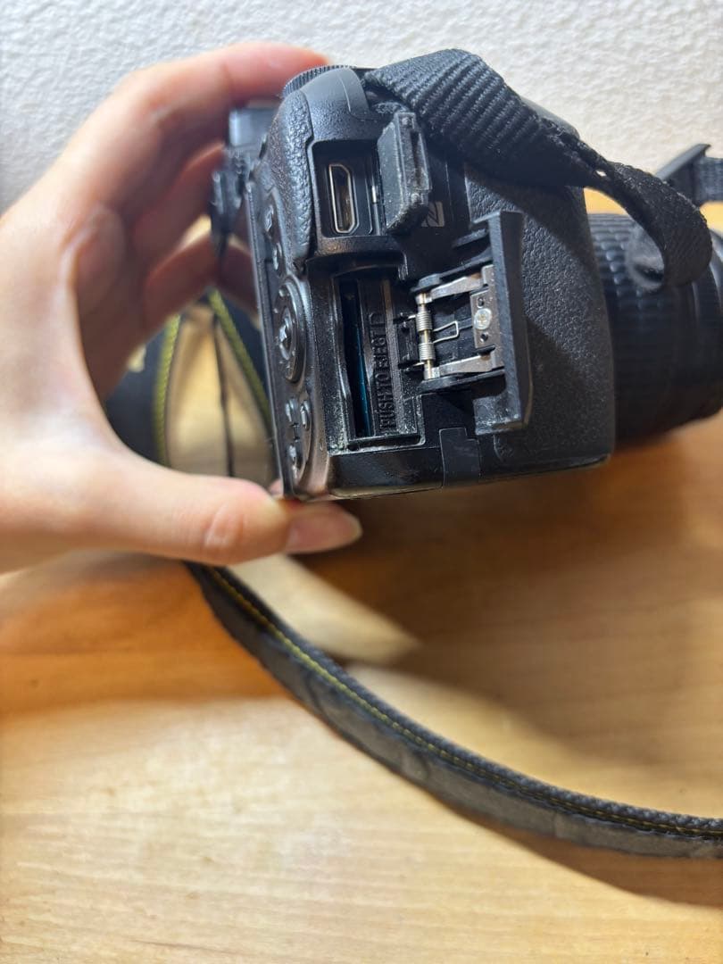 Nikon D5600 ダブルズームキット（中古）バッテリー4つ付 レンズ保護付