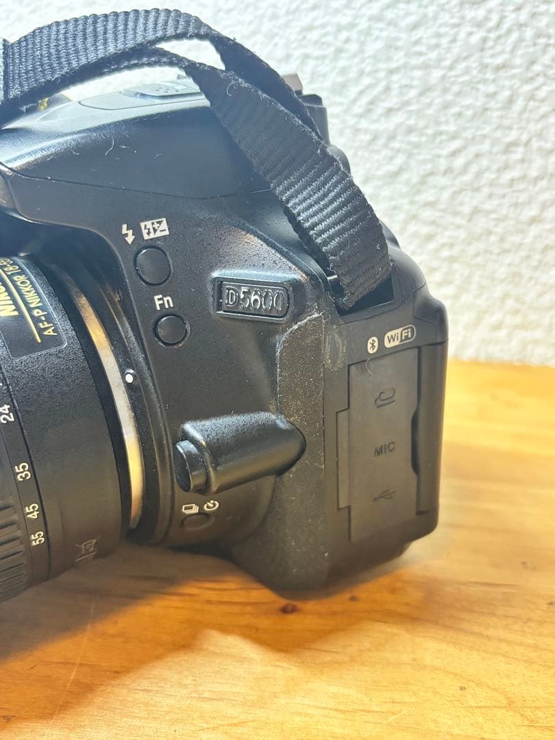 Nikon D5600 ダブルズームキット（中古）バッテリー4つ付 レンズ保護付