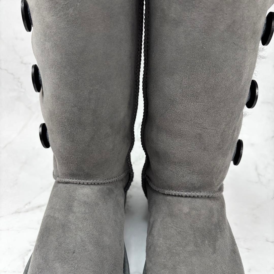 【新品級】UGG ムートン ブーツ 23グレー ベイリー ボタン トリプレット