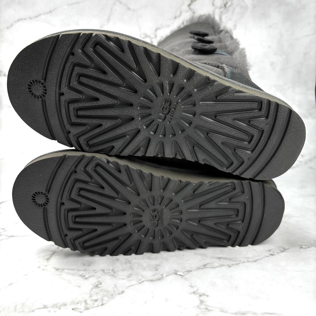 【新品級】UGG ムートン ブーツ 23グレー ベイリー ボタン トリプレット