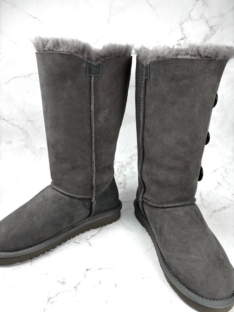 【新品級】UGG ムートン ブーツ 23グレー ベイリー ボタン トリプレット