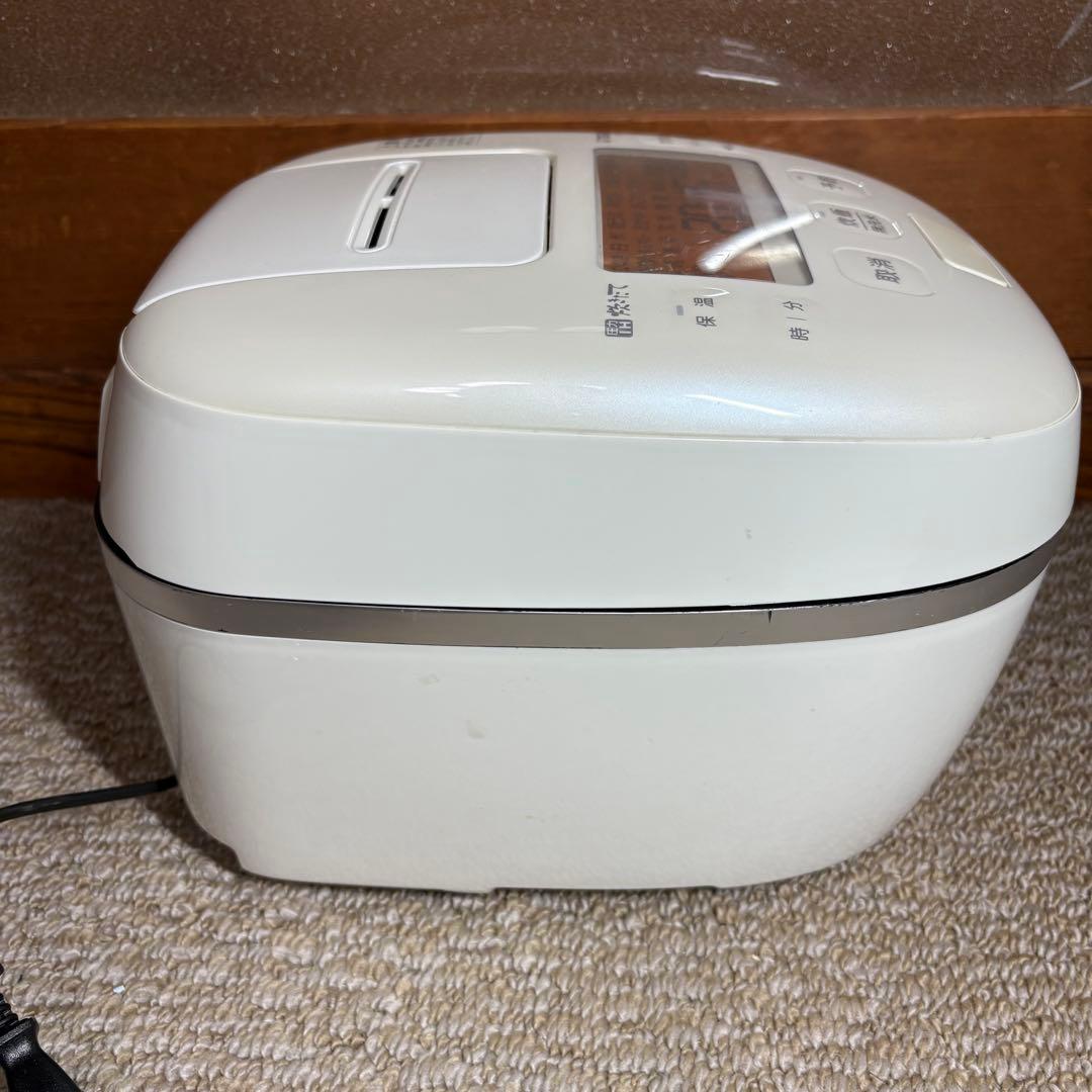 美品 TIGER JP-A 100 オフホワイト 炊飯器