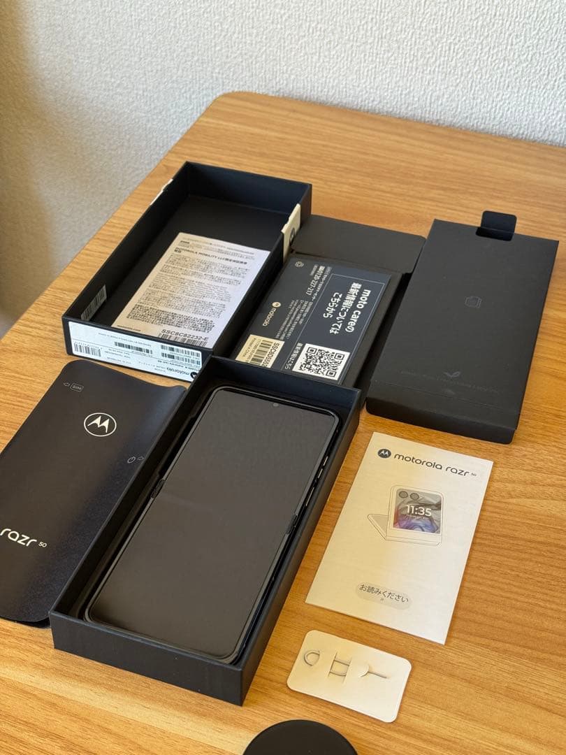 Motorola razr 50 512GB サンドクリーム ケース付き