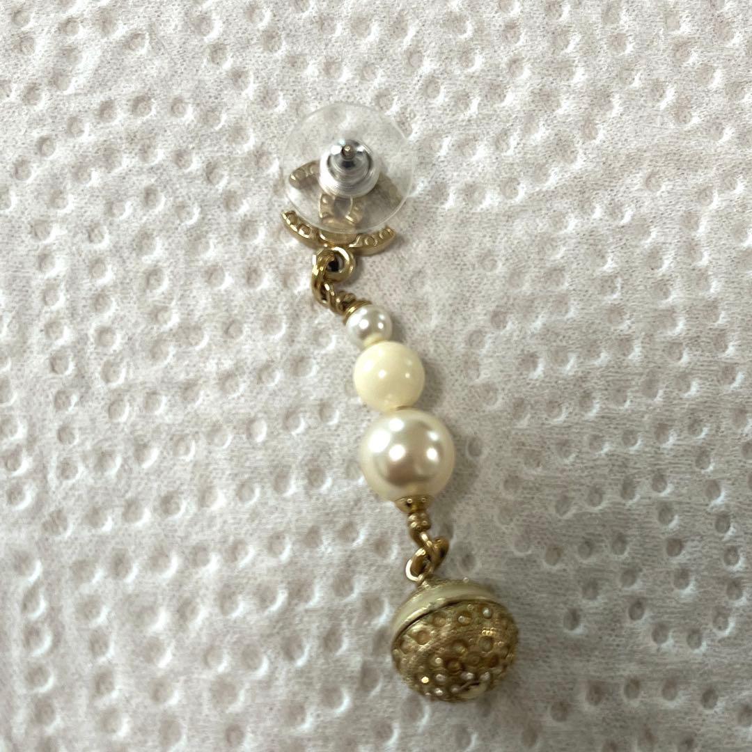 CHANEL エレガントなシルバーとホワイトの片耳用ピアス