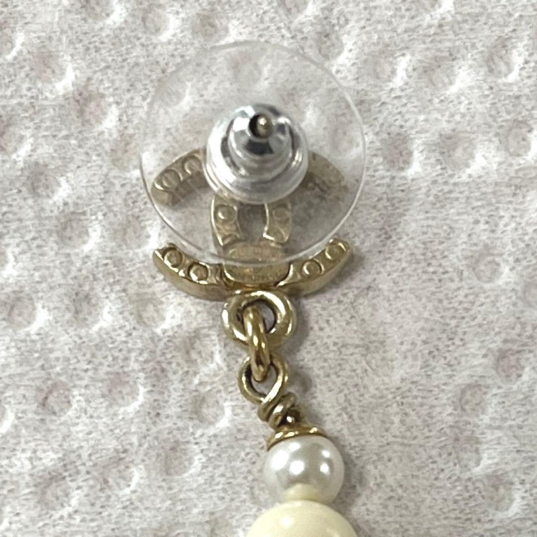 CHANEL エレガントなシルバーとホワイトの片耳用ピアス