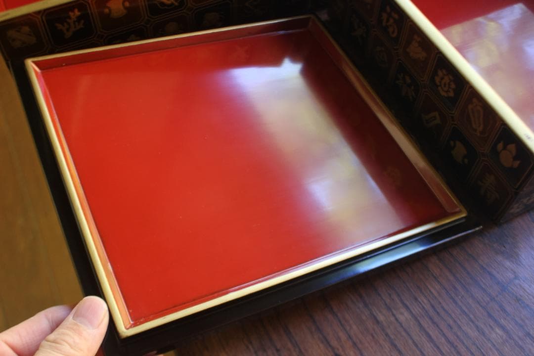 デッドストック！内朱金縁黒漆に極上宝尽蒔絵の映える三段重（検輪島塗重箱お重