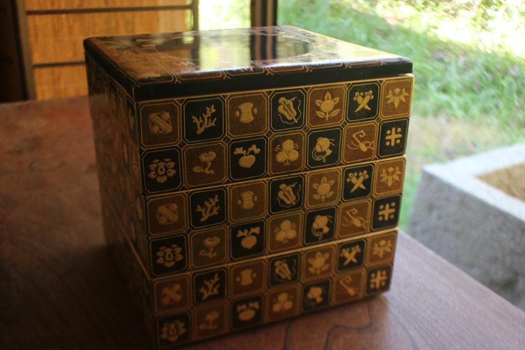 デッドストック！内朱金縁黒漆に極上宝尽蒔絵の映える三段重（検輪島塗重箱お重