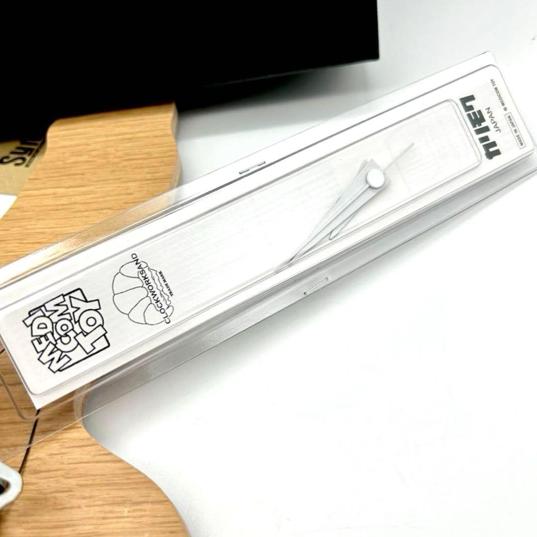 バンクシー カリモク インテリア 壁掛時計 フラワーボンバー 花束 投げる 男