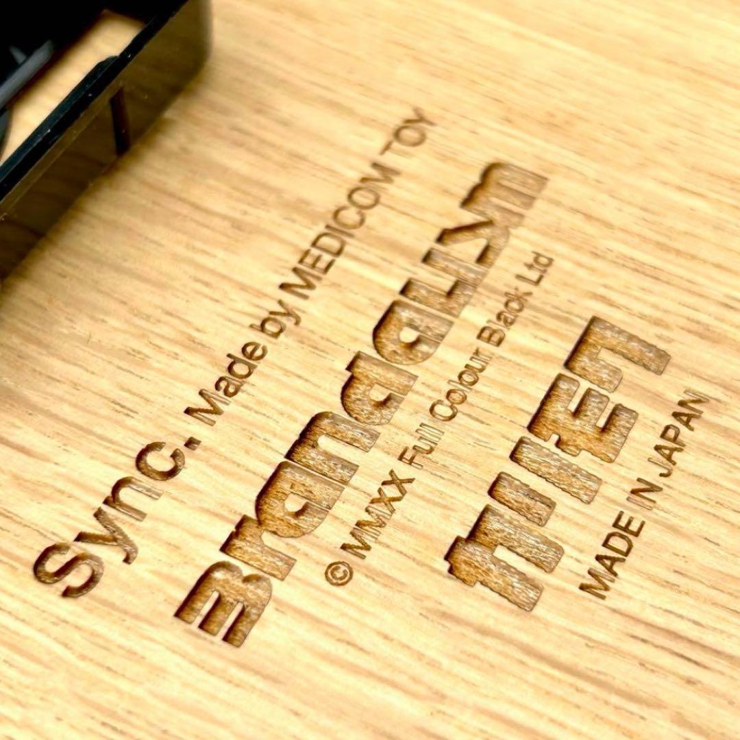 バンクシー カリモク インテリア 壁掛時計 フラワーボンバー 花束 投げる 男