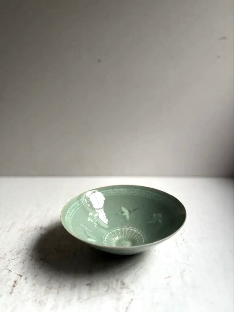 885 未使用 青磁象嵌雲鶴紋平茶碗 人間文化財 陶芸家 柳海剛作 韓国 茶道