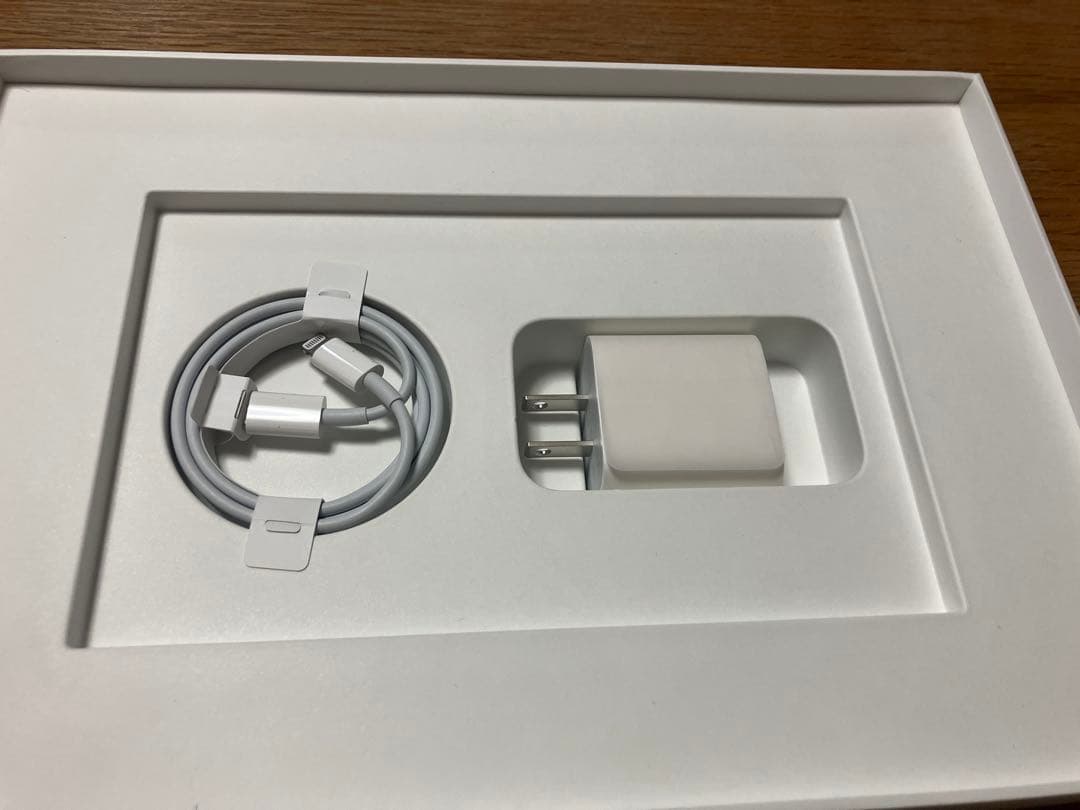 Apple iPad (第8世代) シルバー 32GB Wi-Fiモデル