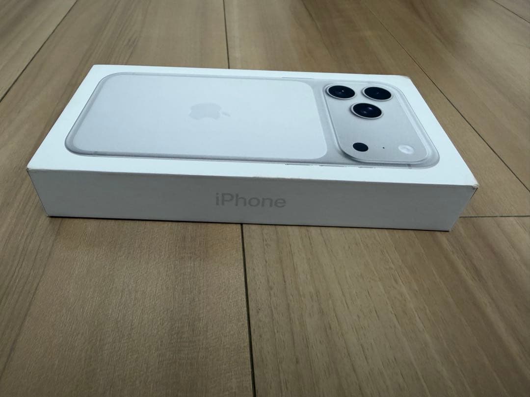 【未開封だが箱に汚れ】iPhone17 pro max 256G 本体　シルバー