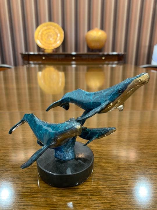 クリスチャンラッセンのクジラの家族のオブジェ