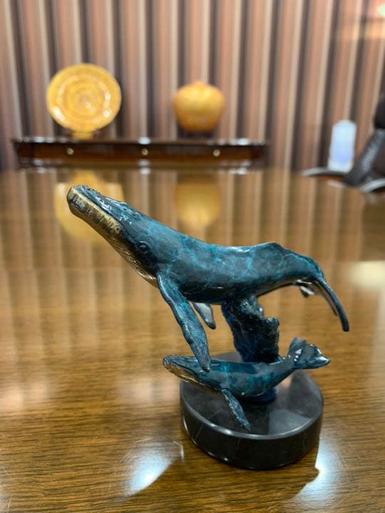 クリスチャンラッセンのクジラの家族のオブジェ