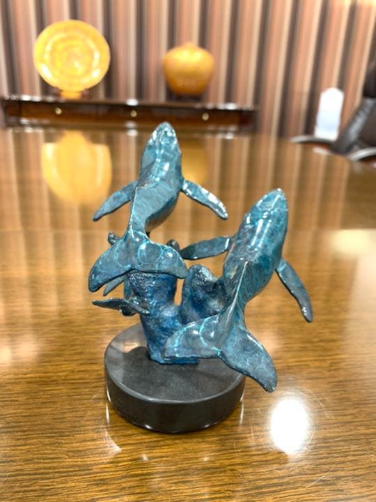 クリスチャンラッセンのクジラの家族のオブジェ