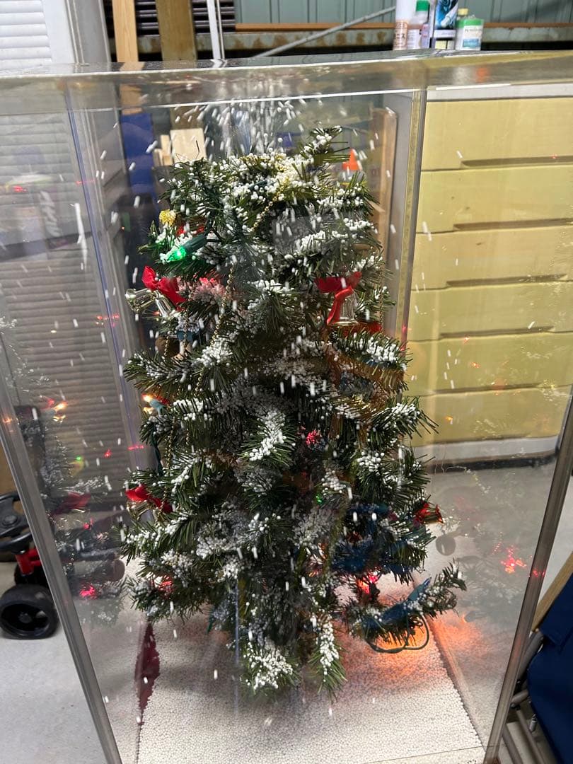 クリスマスツリー電動縦92センチ横40センチです。球も点灯して雪降らします。