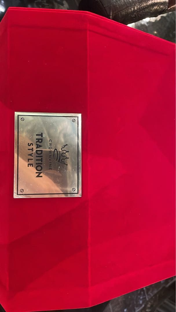 装飾的な金属製ブランデー瓶