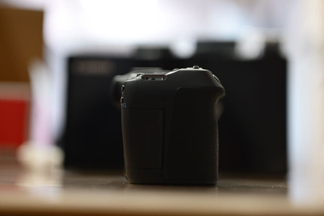 【美品】キャノン　Canon EOS R7 ボディ＋純正バッテリーおまけ