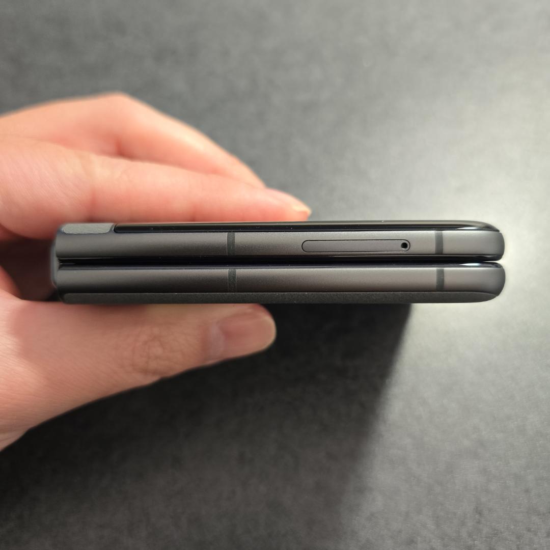 [使用時間・短期] motorola razr 50s コアラグレイ オマケ多数