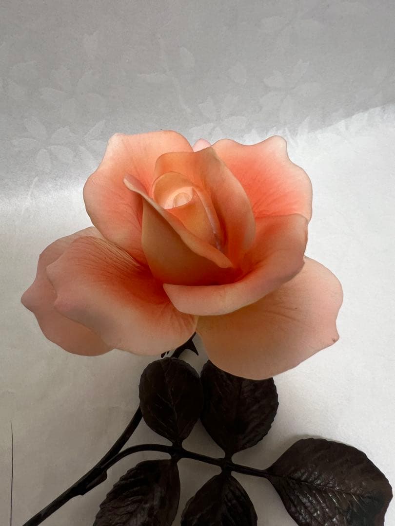 金属製の茎と葉を持つ黄色いバラで作品は装飾品としてだけでなく芸術作品2本セット