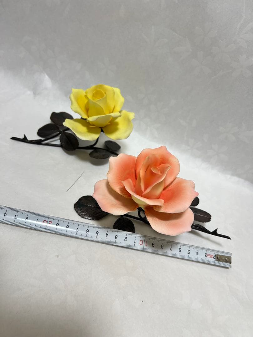 金属製の茎と葉を持つ黄色いバラで作品は装飾品としてだけでなく芸術作品2本セット
