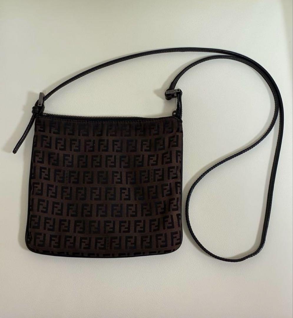 FENDI ブラウンロゴショルダーバッグ