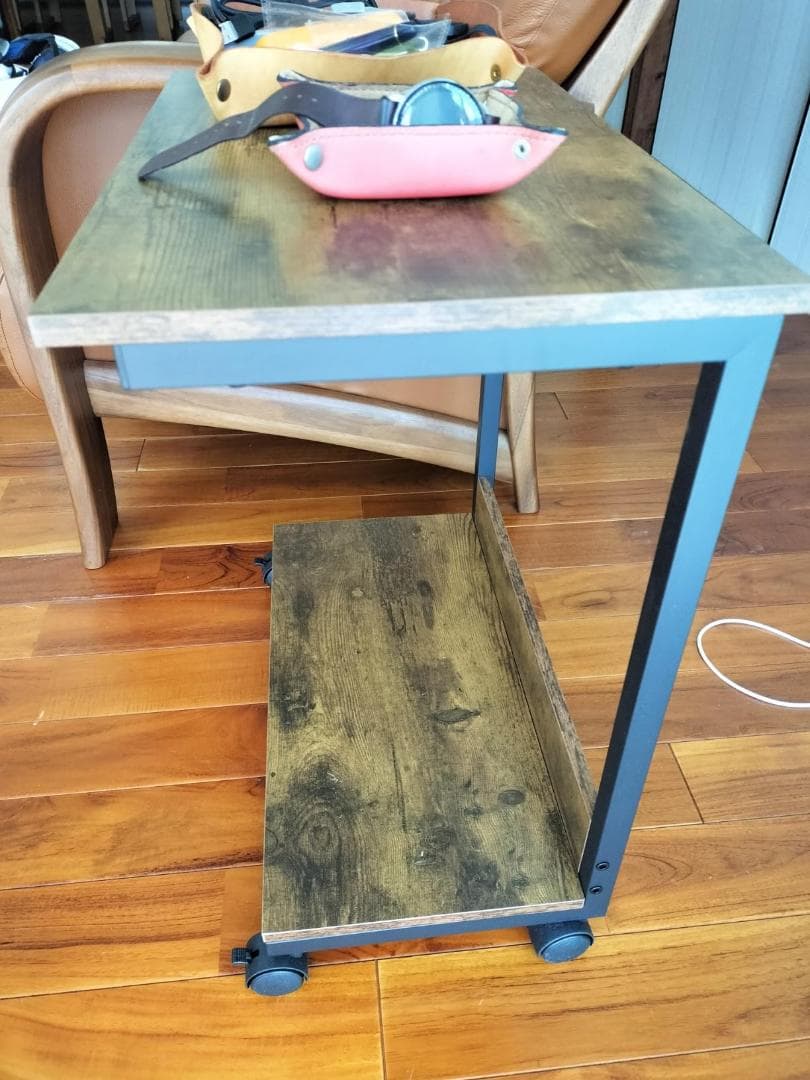 キャスター付き　サイドテーブル　スタイリッシュ　機能的