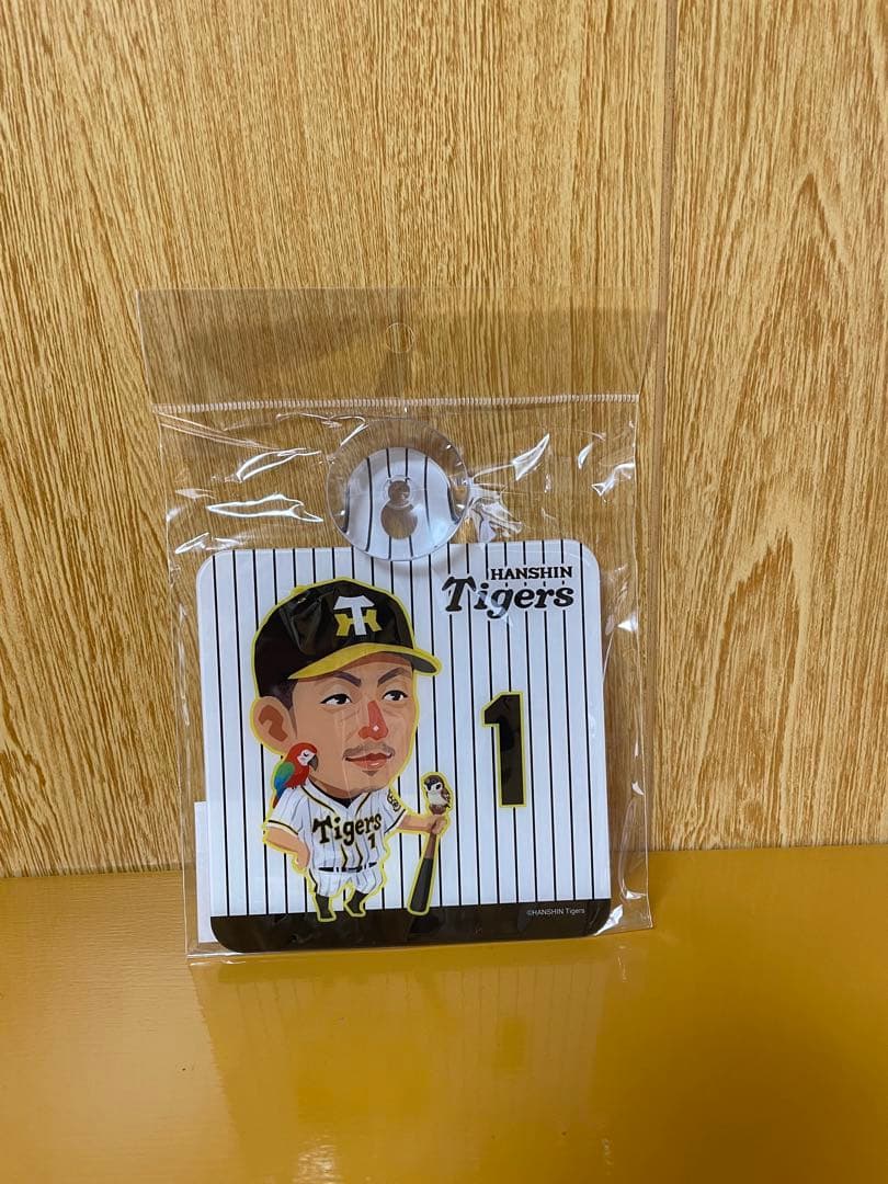 阪神タイガースとマッカノーズデザインとコラボレーションしたグッズです。