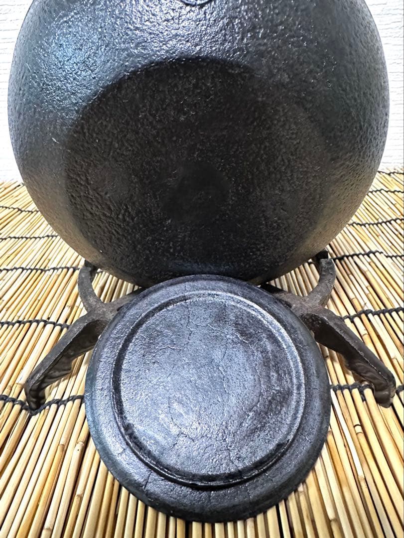 未使用、保管品　南部伝統工芸士 及川寛治作　１５型姥口アラレ　南部鉄瓶　南部鉄器